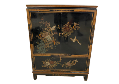 Meuble asiatique laqué noir à décor peint (L 92 × P 53 × H 122 cm)