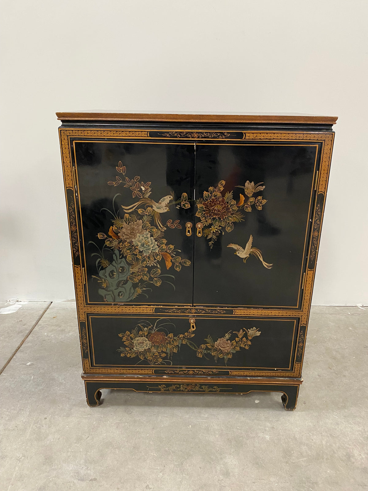 Meuble asiatique laqué noir à décor peint (L 92 × P 53 × H 122 cm)