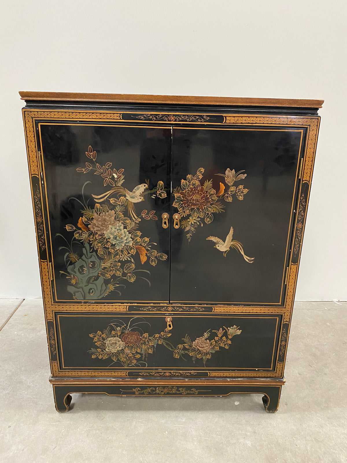 Meuble asiatique laqué noir à décor peint (L 92 × P 53 × H 122 cm)