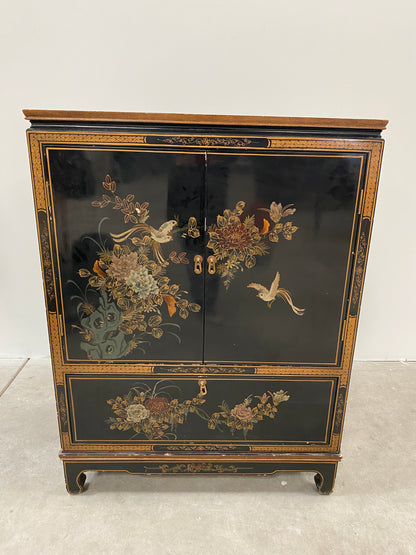 Meuble asiatique laqué noir à décor peint (L 92 × P 53 × H 122 cm)