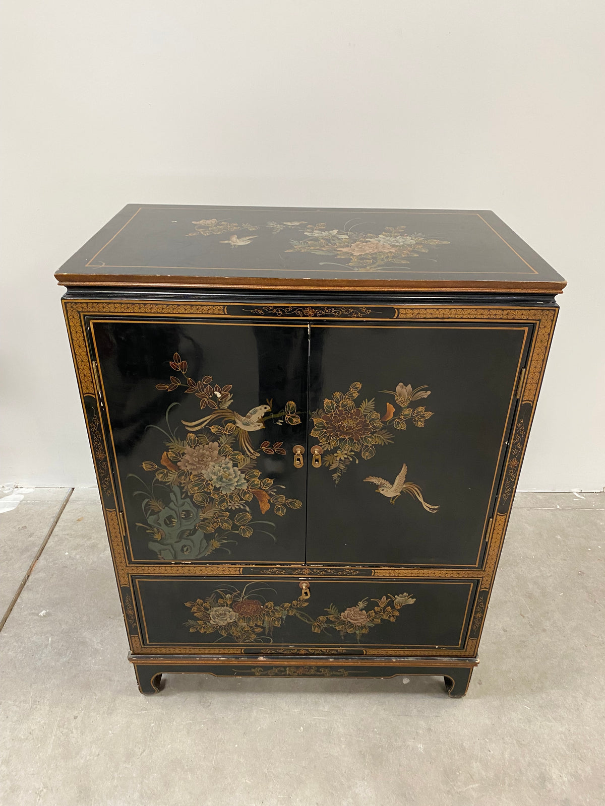 Meuble asiatique laqué noir à décor peint (L 92 × P 53 × H 122 cm)