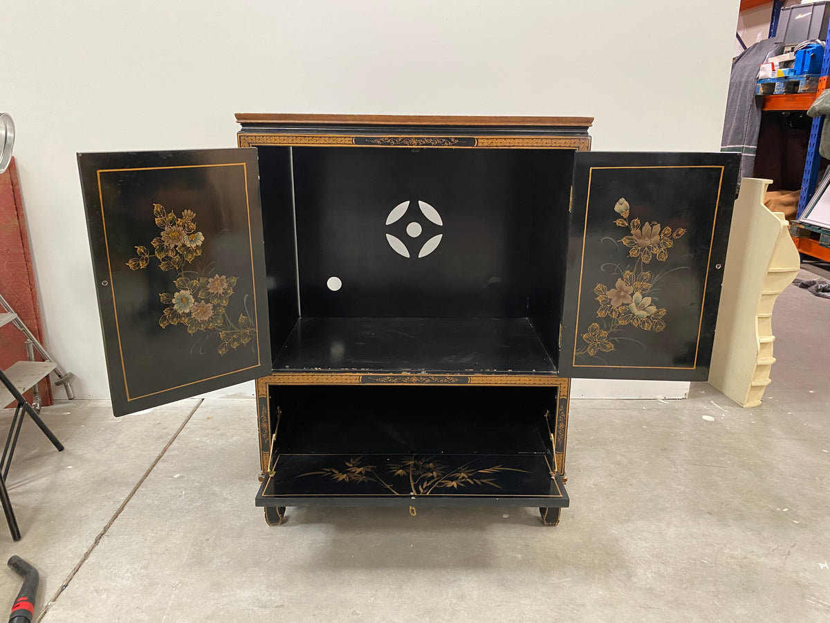 Meuble asiatique laqué noir à décor peint (L 92 × P 53 × H 122 cm)