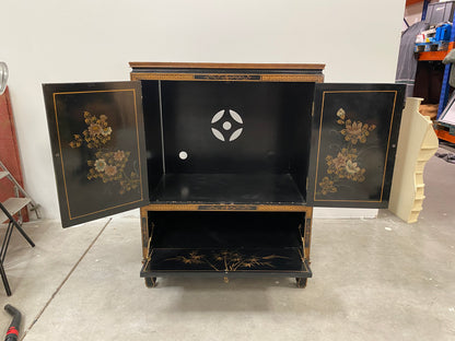 Meuble asiatique laqué noir à décor peint (L 92 × P 53 × H 122 cm)