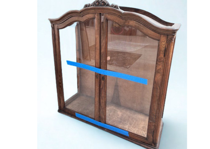 Vitrine ancienne en bois à fronton sculpté (L 120 × P 40 × H 130 cm)