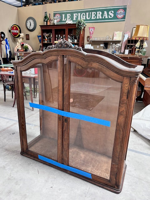 Vitrine ancienne en bois à fronton sculpté (L 120 × P 40 × H 130 cm)