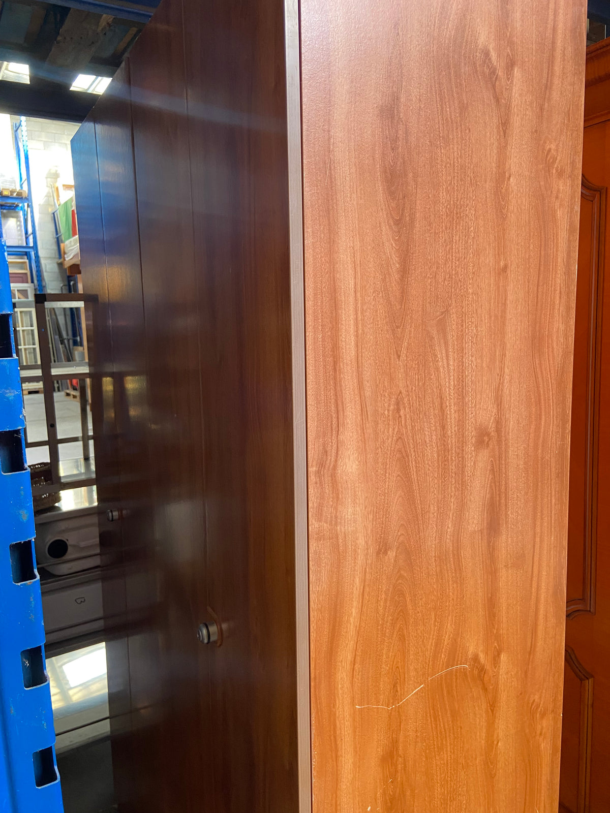 Armoire en bois (L 120 × P 45 × H 190 cm)