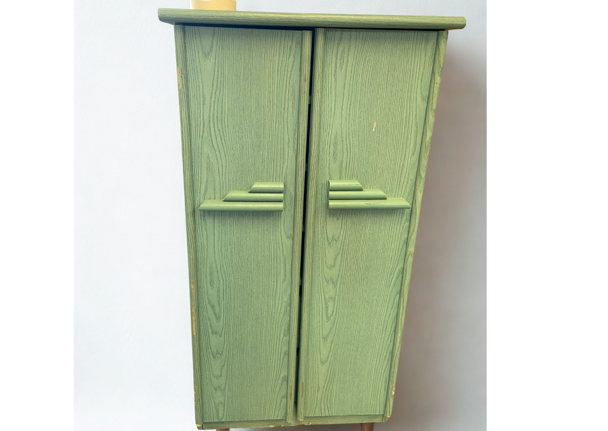Armoire en bois peint vert à deux portes (L 60 × P 45 × H 110 cm)