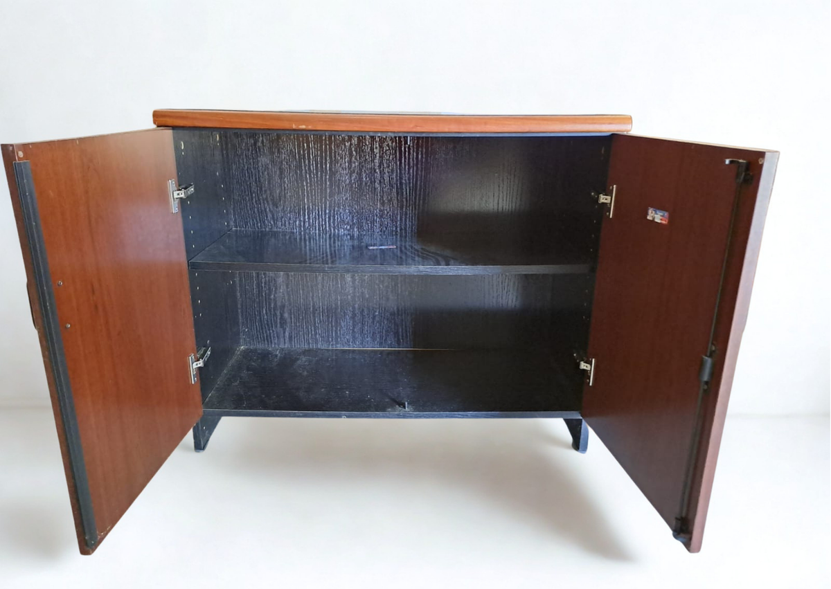 Buffet bas des années 50 en bois foncé à deux portes