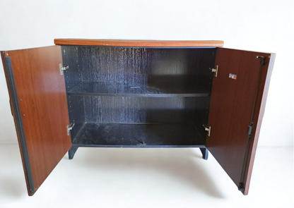 Buffet bas des années 50 en bois foncé à deux portes