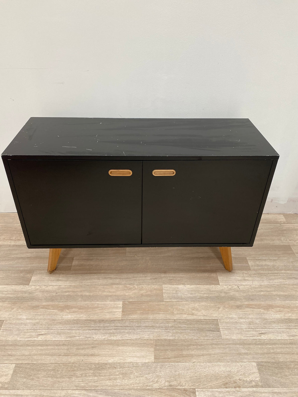 Meuble TV noir à portes sur pieds compas (L 114 × P 43 × H 72 cm)