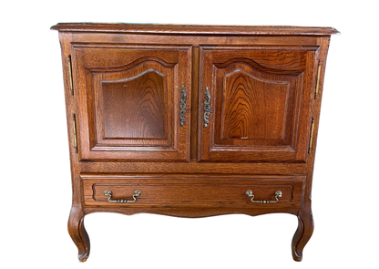 Buffet bas de style Louis XV en bois à portes et tiroir