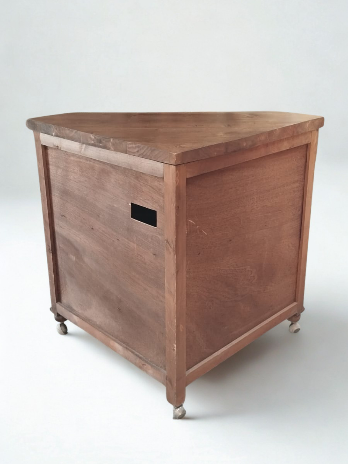 Meuble TV d'angle en bois à portes moulurées