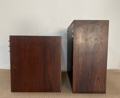 Meuble deux corps en bois foncé à portes vitrées