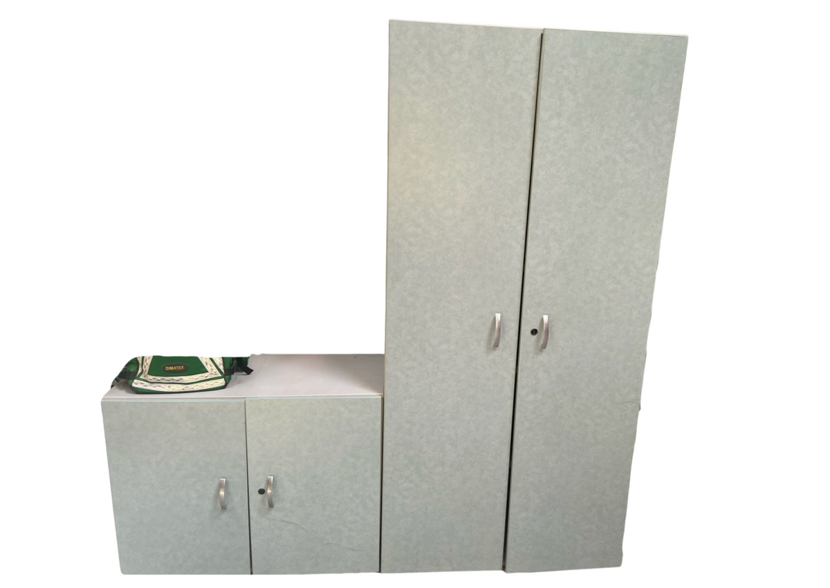 Armoire de bureau grise et meuble bas assorti