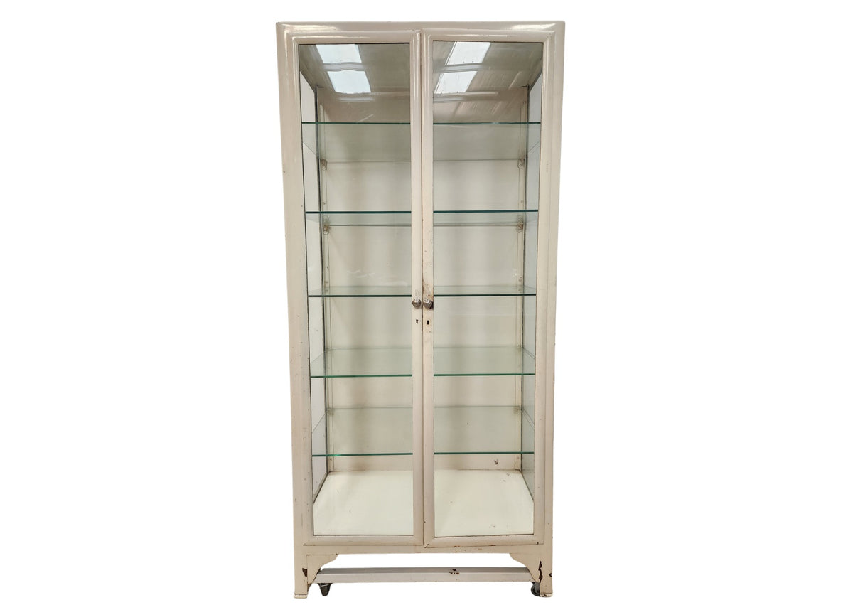 Vitrine en métal blanc et verre à roulettes (L 80 × P 46 × H 173 cm)