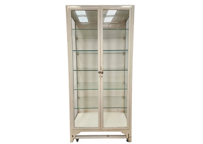 Vitrine en métal blanc et verre à roulettes (L 80 × P 46 × H 173 cm)