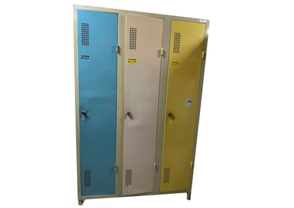 Vestiaire métallique trois portes bleu, beige et jaune
