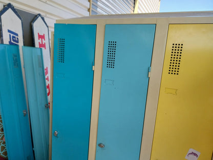 Vestiaire métallique trois portes bleu, beige et jaune