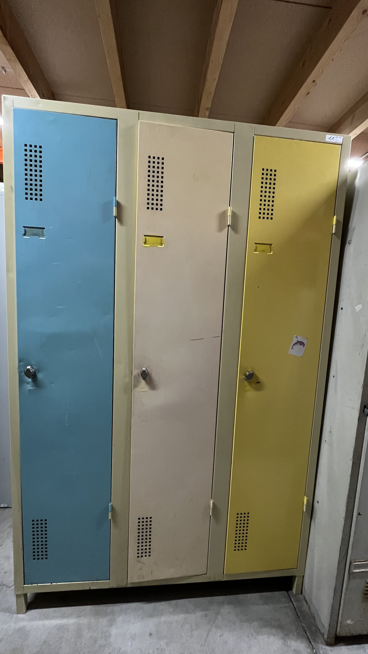 Vestiaire métallique trois portes bleu, beige et jaune