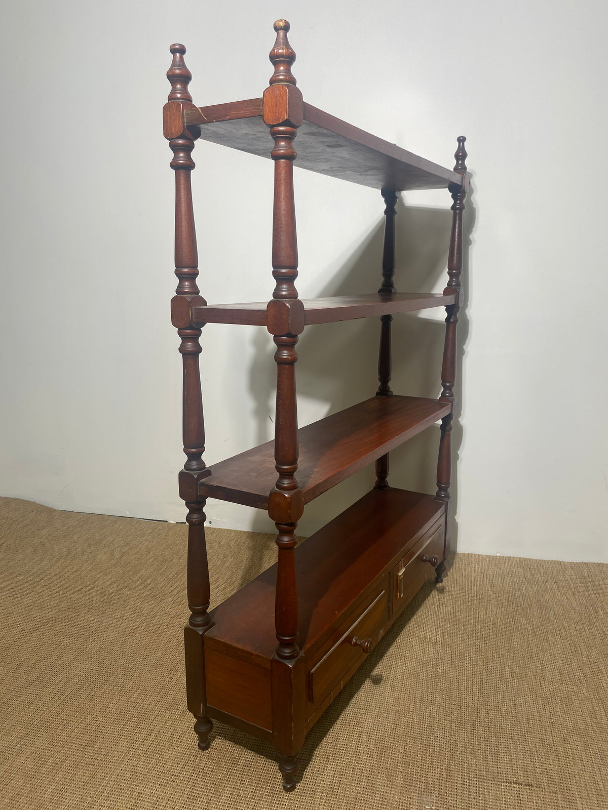 Étagère en bois foncé à montants tournés (L 65 × P 15 × H 90 cm)