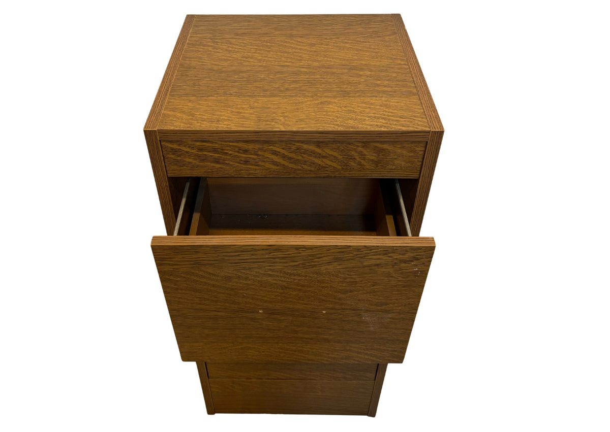 Petit meuble en bois foncé à tiroirs