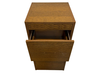 Petit meuble en bois foncé à tiroirs