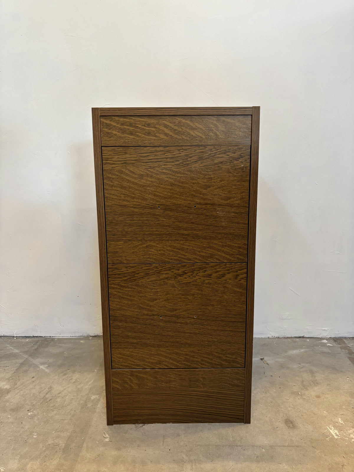 Petit meuble en bois foncé à tiroirs