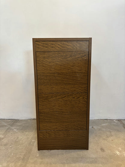 Petit meuble en bois foncé à tiroirs