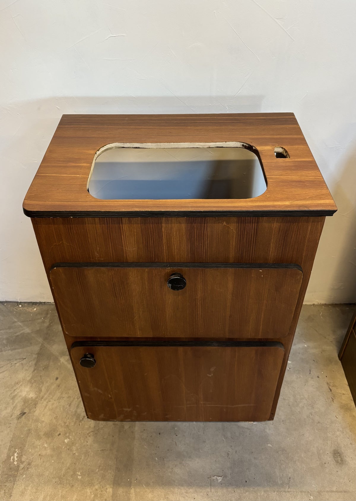 Meuble à vasque effet bois sur roulettes (L 55,5 × P 38 × H 85 cm)