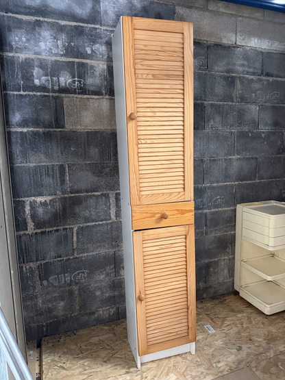 Colonne de salle de bain en pin à portes persiennes
