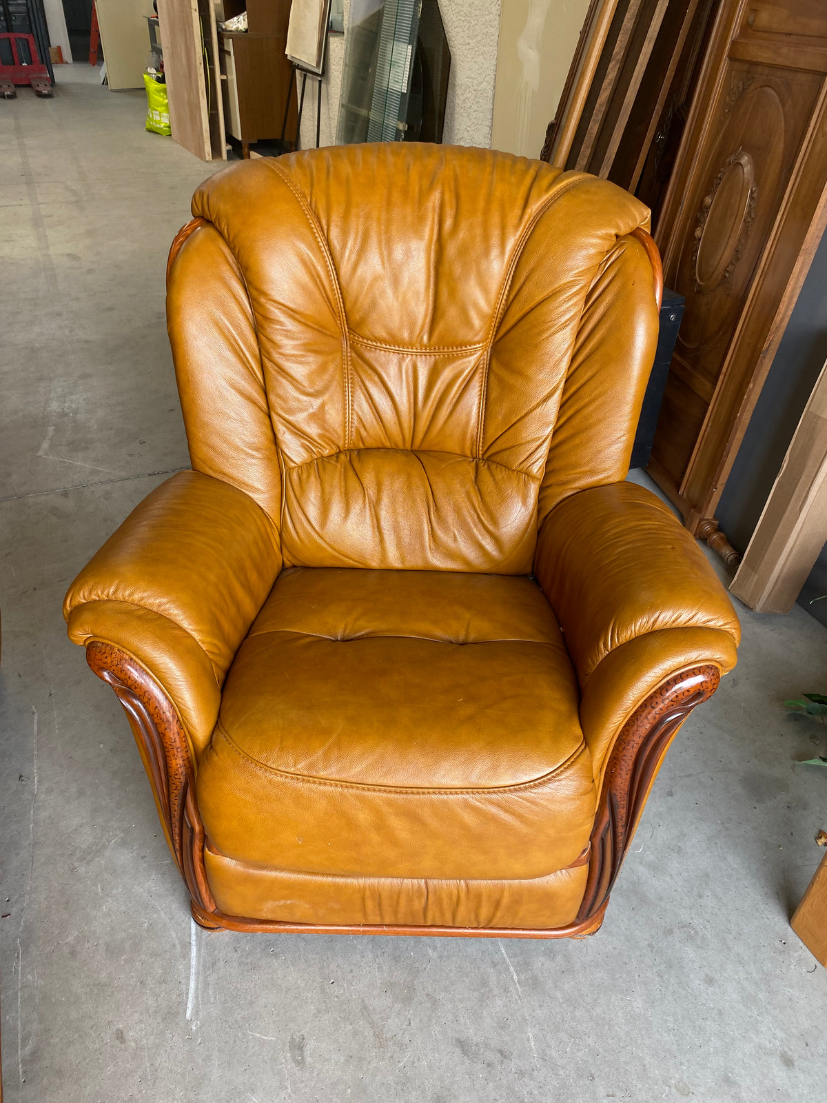 Fauteuil en cuir camel capitonné
