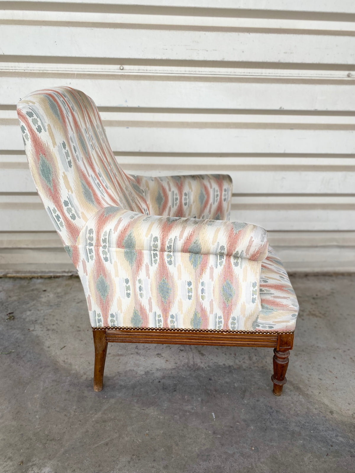 Fauteuil en tissu à motifs sur pieds tournés (H 90 cm)