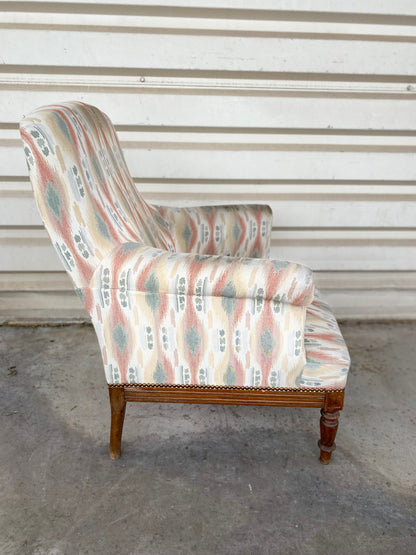 Fauteuil en tissu à motifs sur pieds tournés (H 90 cm)