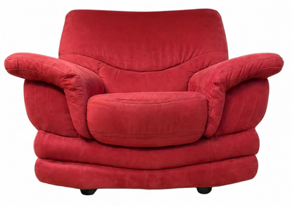 Fauteuil enveloppant en tissu rouge