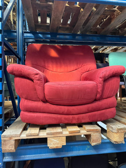 Fauteuil enveloppant en tissu rouge