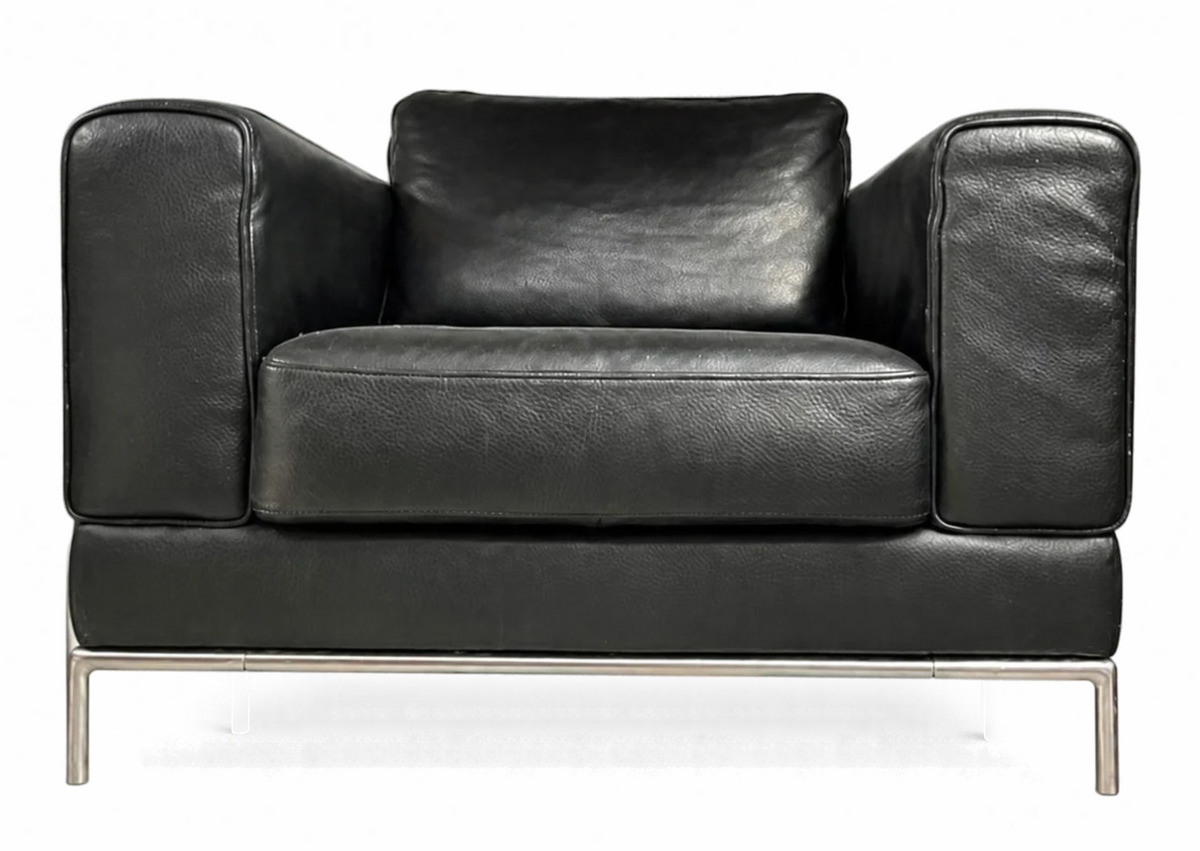 Fauteuil en cuir noir sur piètement en métal