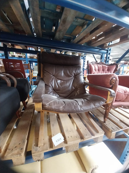 Fauteuil scandinave en bois courbé et cuir marron