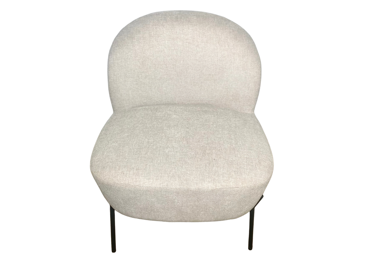 Fauteuil enveloppant en tissu beige sur pieds en métal noir