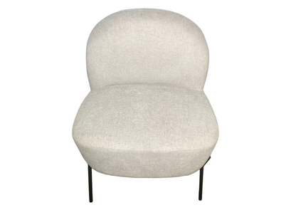 Fauteuil enveloppant en tissu beige sur pieds en métal noir