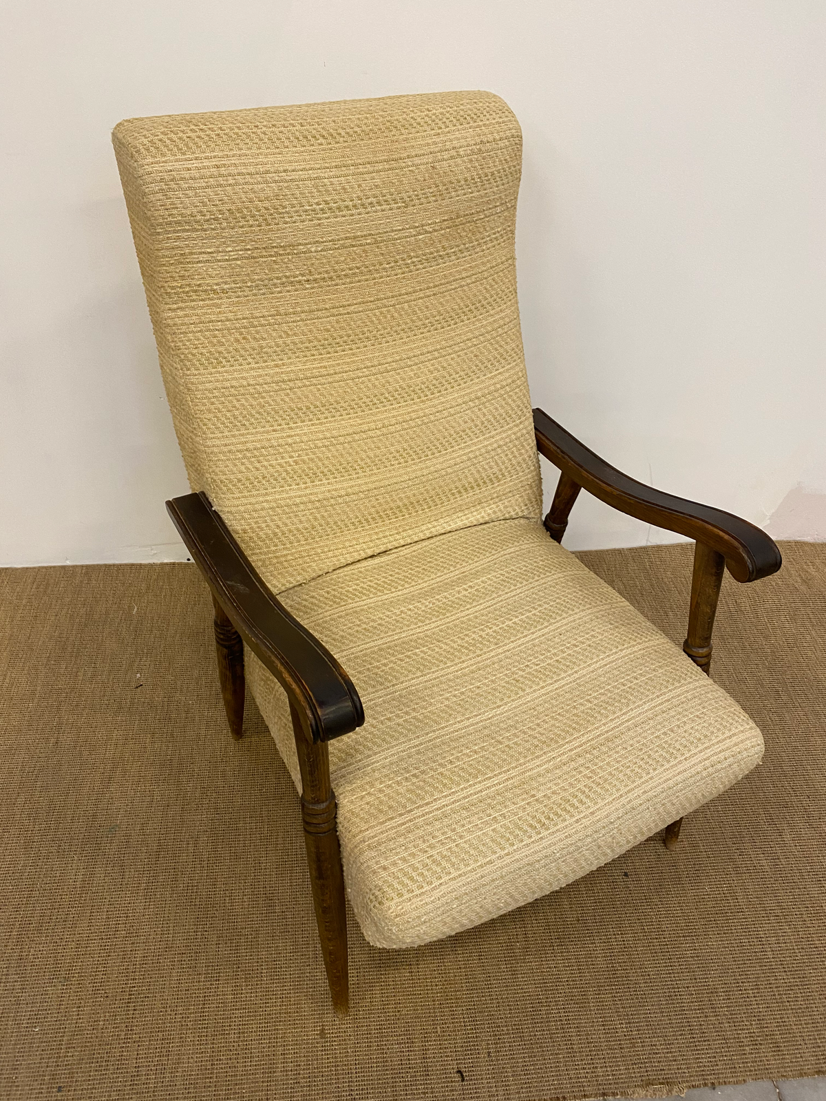 Fauteuil à haut dossier en bois et tissu beige (L 60 × P 70 × H 90 cm)