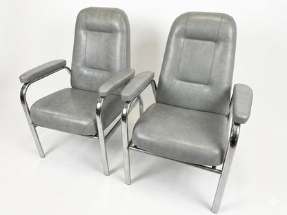 Fauteuil d'attente gris à structure chromée