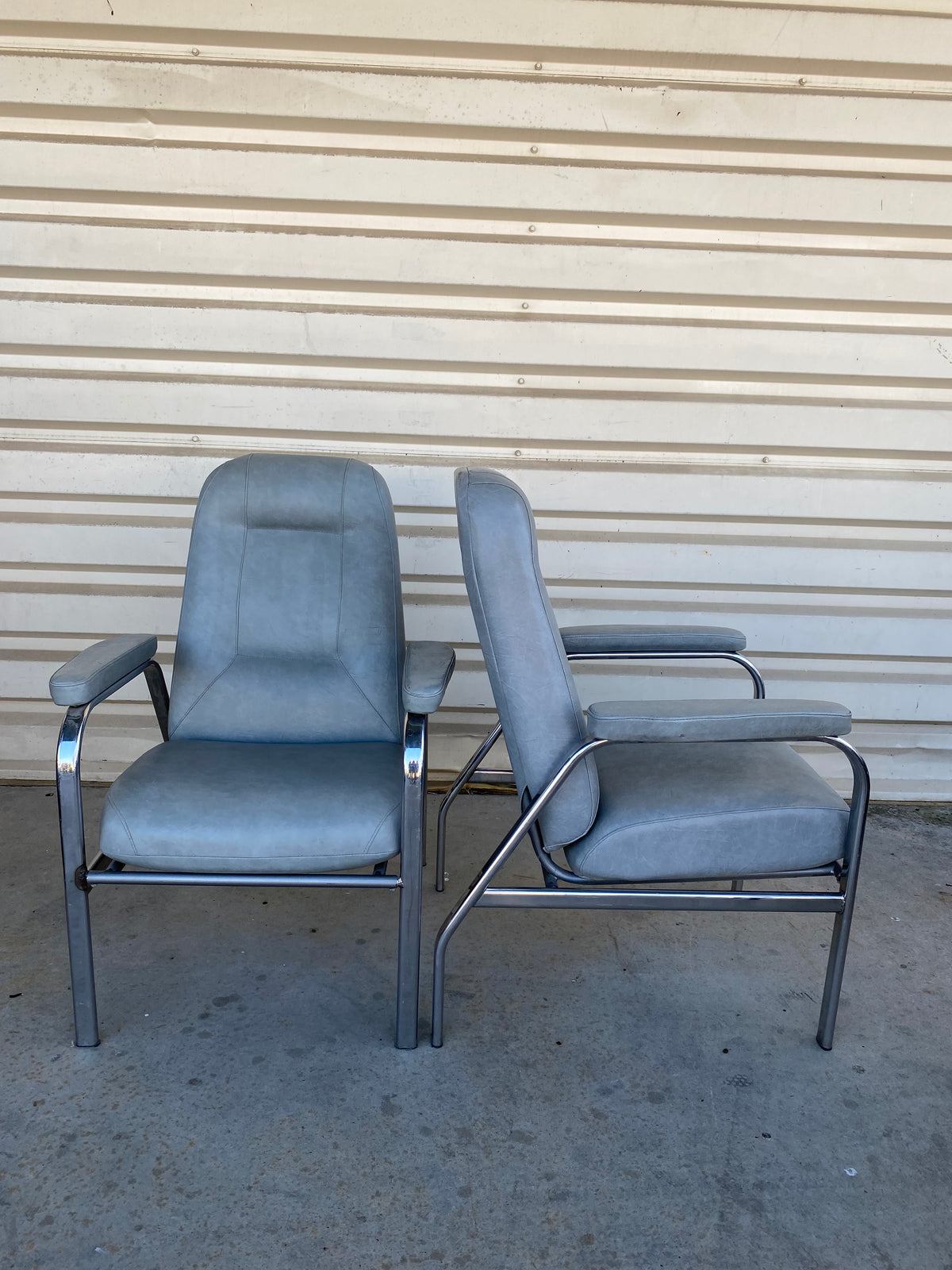 Fauteuil d'attente gris à structure chromée