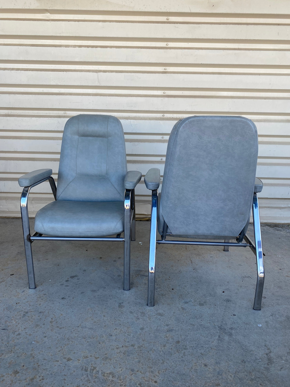 Fauteuil d'attente gris à structure chromée