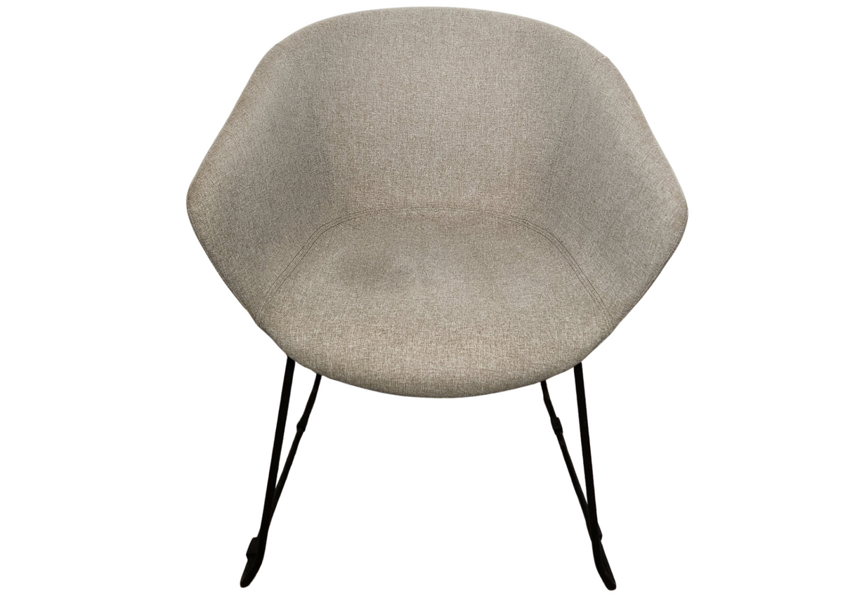 Chaise coque en tissu gris sur pieds en métal noir