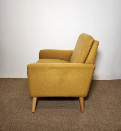 Fauteuil en tissu jaune moutarde sur pieds en bois
