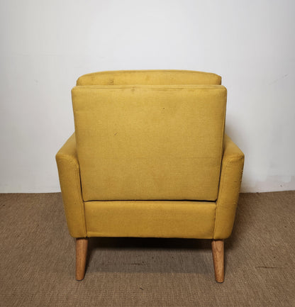 Fauteuil en tissu jaune moutarde sur pieds en bois
