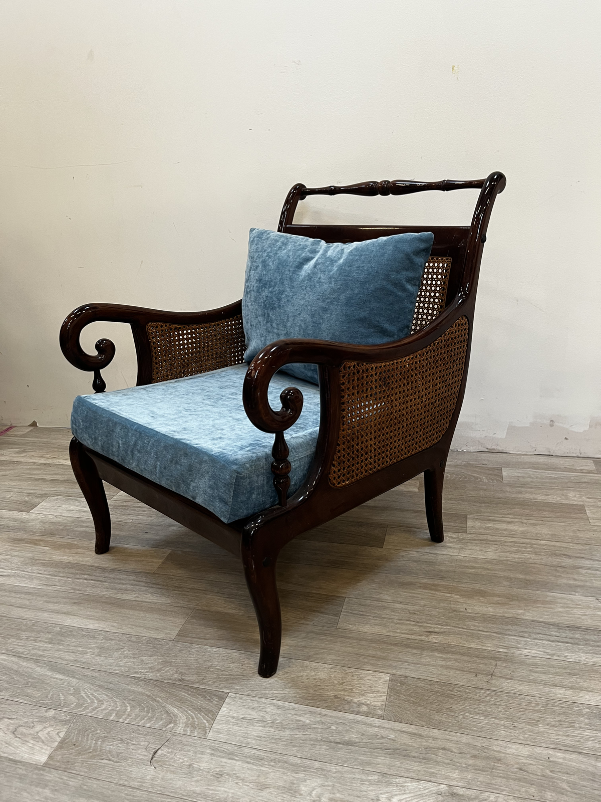 Fauteuil à crosse en bois foncé et cannage