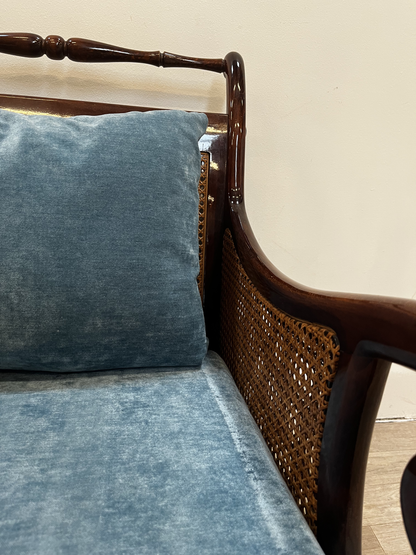 Fauteuil à crosse en bois foncé et cannage