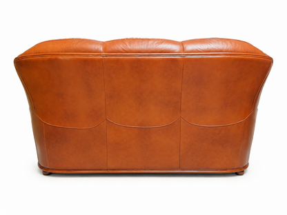 Canapé trois places en cuir cognac capitonné et son pouf