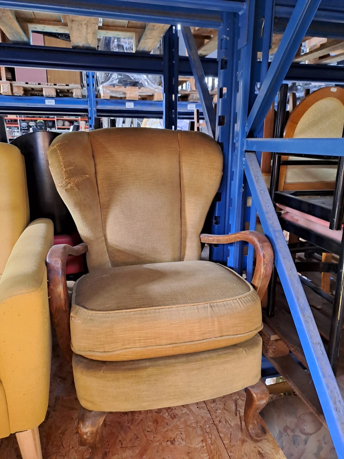 Fauteuil en bois et tissu jaune moutarde